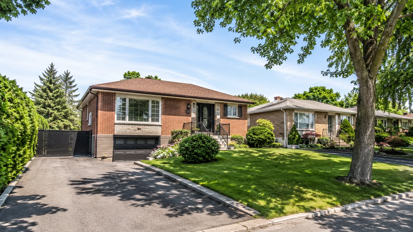 Propriété résidentielle dans un quartier arboré d’Anjou et de Saint-Léonard.