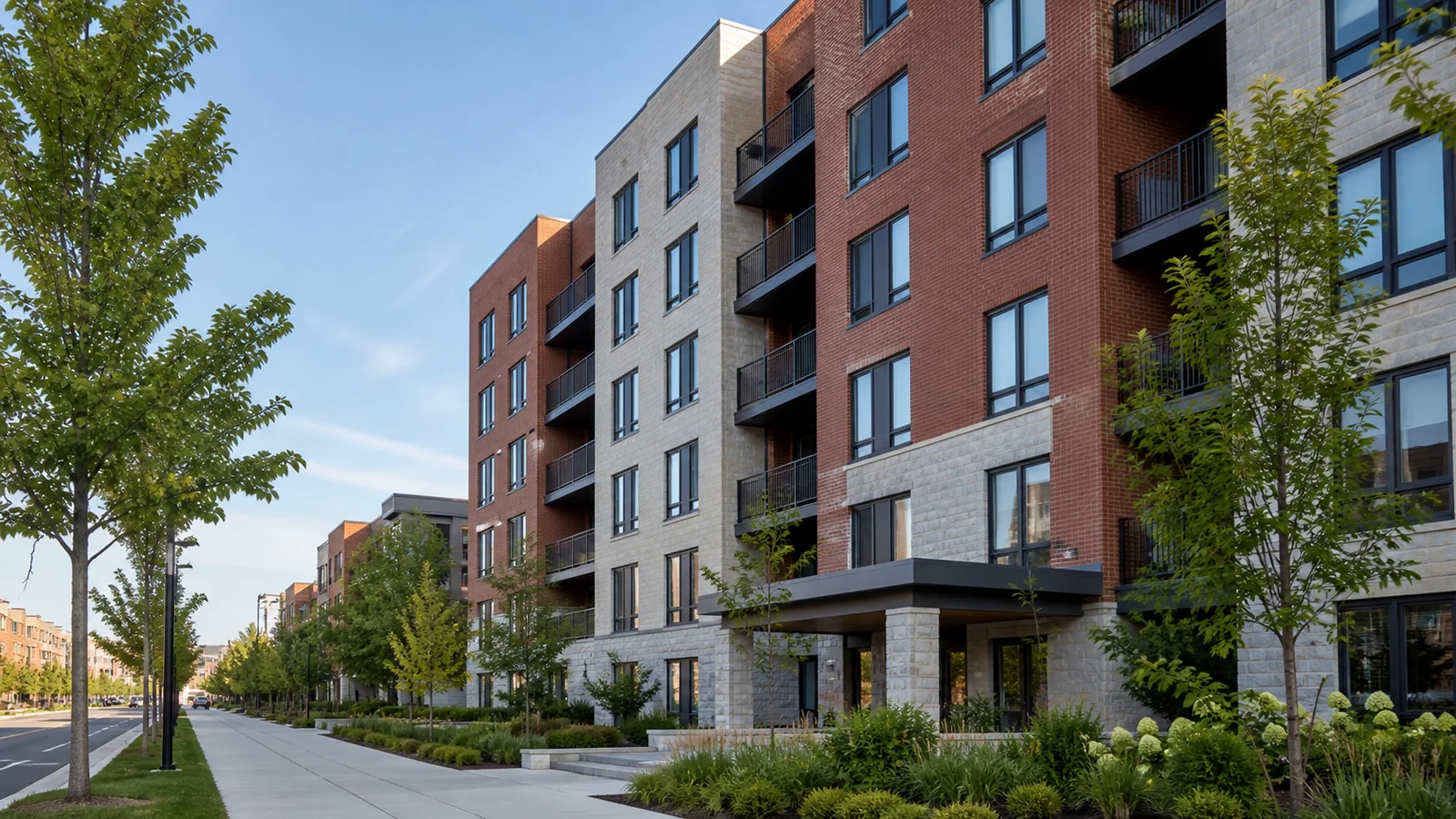 Immeuble de copropriétés contemporain intégré à une rue du Longueuil.