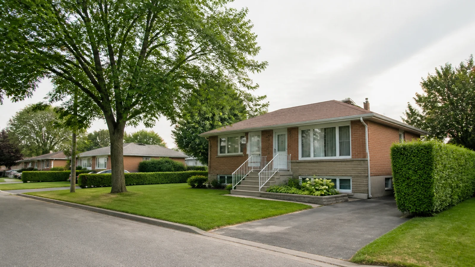 Duplex en brique dans une rue calme et arborée du Longueuil.