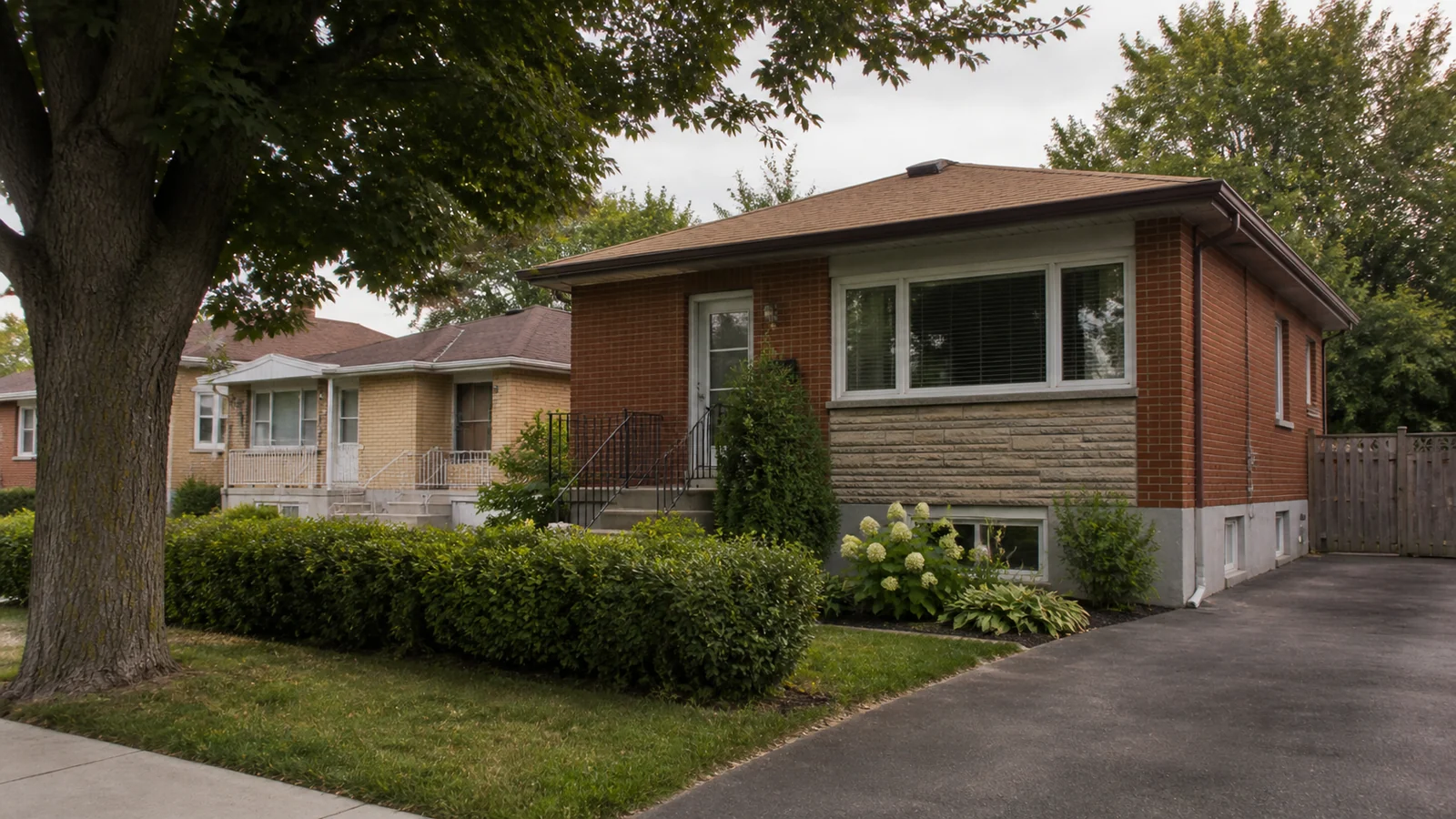 Duplex en brique dans une rue calme et arborée du Mercier–Hochelaga-Maisonneuve.