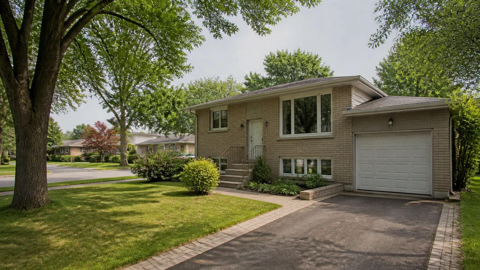 Maison en brique sur une rue calme et arborée de l’Ouest-de-l’Île.
