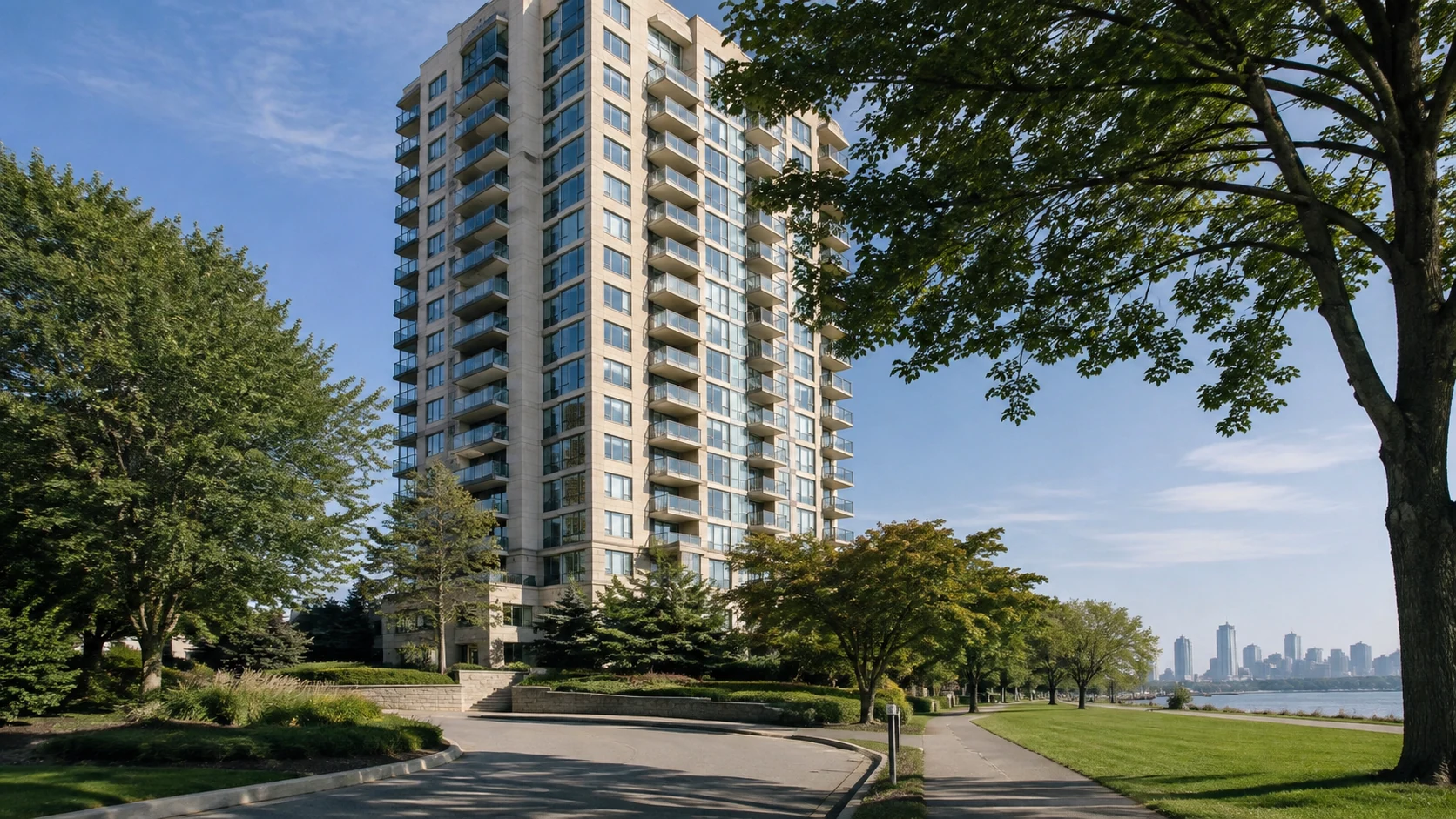 Immeuble de copropriétés contemporain dans un secteur verdoyant de L’Île-des-Sœurs.